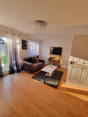 Cheerful 3 bedroom house with private driveway, Slough